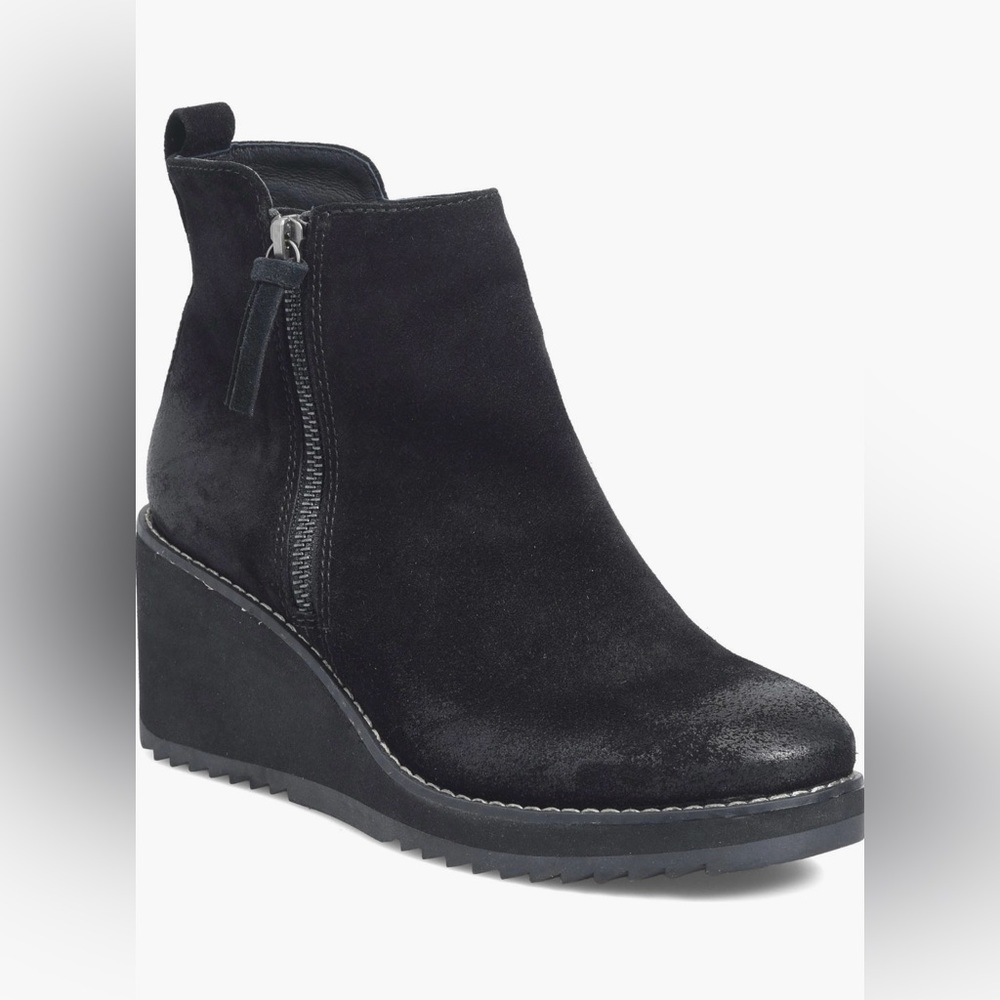 NWOT Sofft - wedge in black - size 6